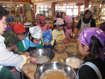 森のこだま館 葛巻小学校児童クラブ 芋餅作り体験
