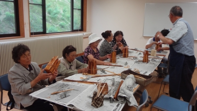 森のこだま館 浮島小学校 木の皮細工体験